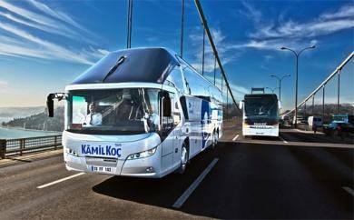 <p><span style="color: #ff0000;"><strong>KAMİL KOÇ ACRETA GROUP'A SATILDI</strong></span></p>
<p>Türkiye'nin ilk otobüs şirketi olan ve 1926 yılından bu yana faaliyet gösteren Kamil Koç Otobüsleri A.Ş.'nin yüzde 100 hissesinin Türkiye'nin önde gelen yatırım şirketlerinden Actera Group'a satıldı.</p>
<p>Kamil Koç'u satın alan Actera Grubu ise 3 milyar TL'lik öz sermayesi ile Türkiye'nin en büyük yatırım gruplarından biri konumunda bulunuyor.</p>