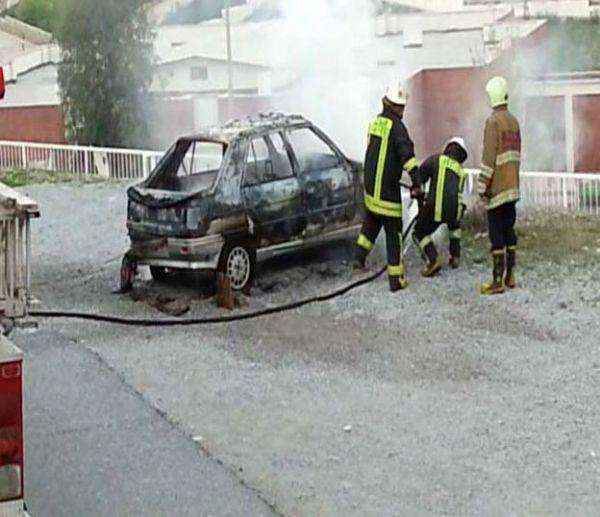 Evka-7 Mahallesi 812 Sokak &uuml;zerinde park halinde duran bir otomobilde &ccedil;ıkan yangın ve ardından meydana gelen patlamalar, mahalle sakinlerini korkuttu. LPG&rsquo;li olan otomobilde ardı ardına iki patlama oldu, ara&ccedil; alev topuna d&ouml;nerek yanmaya başladı.