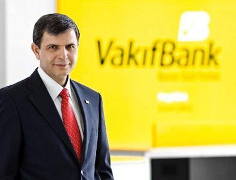 Döviz yerine TL yatırımı önerdi VAKIFBANK Genel Müdürü Süleyman Kalkan: 'Özellikle yabancı kaynak girişleri ekonomimize önemli katkılar sağlayacak. Kaynak artışı sonucunda da önümüzdeki yıl faiz tarafında aşağı yönlü hareketin devam edeceğini, yüzde 6 seviyesinin altının da test edileceğini ve bu seviyelerde kalacağını söylemek çok da yanlış olmayacak. Dolarda 2013 yılında çok büyük bir dalgalanma beklemiyorum. Döviz yerine TL yatırımları daha kazançlı olacak.'