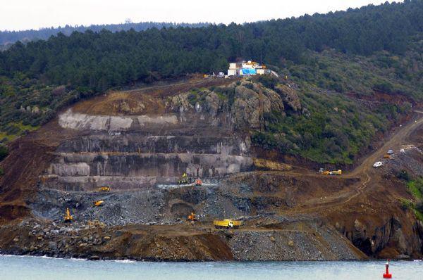 İstanbul Boğazı'na inşa edilecek 3. k&ouml;pr&uuml; i&ccedil;in zemin et&uuml;t &ccedil;alışmalarının tamamlanmasının ardından k&ouml;pr&uuml; ayaklarının dikileceği noktalar i&ccedil;in inşaat &ccedil;alışmaları başladı.