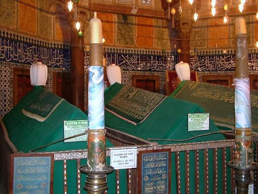 <p>Kanuni Sultan Süleyman Han Türbesi</p>
<p>Süleymaniye Camii bahçesi Süleymaniye - Eminönü - Fatih</p>