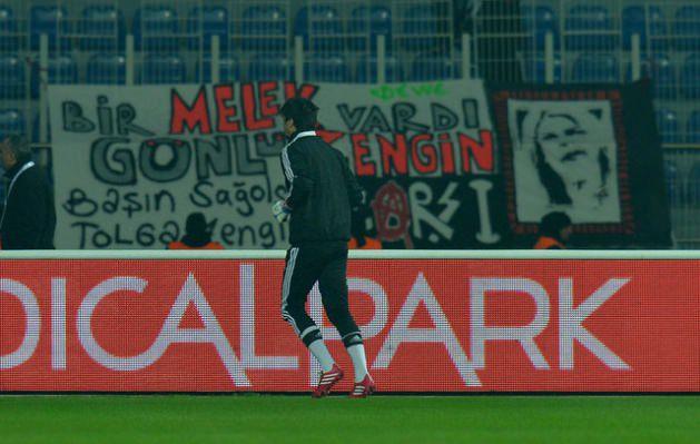<p>Tolga'yı tribünlere çağıran siyah-beyazlı taraftarlar, tecrübeli kaleciye baş sağlığında bulundu. Tolga Zengin bu sırada tribünde bulunan annesi Melek Zengin'in resmini öperken, duygusal anlar yaşadı.</p>