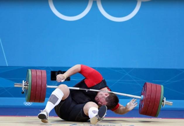 MATTHIAS STEINER   7 Ağustos 2012   Ağırsiklette son olimpiyat şampiyonu olan Alman halterci Matthias Steiner, Londra Olimpiyatları'nda kaldırmaya çalıştığı halteri dengeleyemeyince bir kaza geçirmişti. Kaza anı böyle fotoğraflandı.