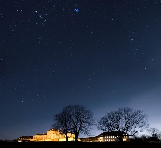 <p>Açık bir gecede, çıplak gözle iki bin ayrı yıldızı görmek mümkündür.</p>
