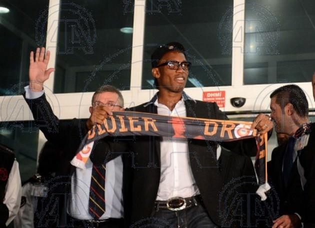 <p>Drogba, toplam 10 milyon euro karşılığında kendisini 1.5 yıllığına sarı kırmızılı renklere bağlayan imzayı attı. Süper yıldızın İstanbul'a gelişi, Afrika Uluslar Kupası’ndan dolayı Şubat'ın 8'ini buldu ama onun da karşılanışı, en az Sneijder kadar görkemli oldu.</p>