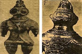 <p>Tarih öncesine ait küçük Japon heykelcikleri</p>

<p>Yakalarında civata taşıyan bu heykelcikler bir tür uzay başlığı ve elbisesi taşımaktadır. Hatta bunlardan biri çok büyük gözlük takmaktadır. Sanki güneş ışığından korunmak ister gibi.</p>
