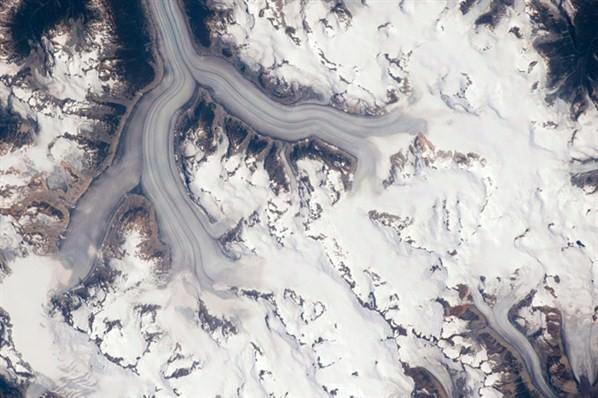 Heiltskuk Buz alanı, British Columbia, Kanada Yaklaşık 3650 km kare büyüklüğünde alan kaplayan Heiltskuk Buz Alanı, British Columbia eyaletinin güneyindeki Coast Dağları’nda yatıyor. Uluslararası Uzay İstasyonu’ndaki (ISS) astronotlar tarafından çekilen bu fotoğraf, tepeleri karla kaplı dağların yanı sıra, bölgedeki vadi buzullarını da gözler önüne seriyor. Bu vadiler, yavaşça akan buz ve karla besleniyor. Fotoğrafta görülen iki büyük buzul vadisi, Silverthrone ve Klinaklini Buzulu olarak biliniyor.