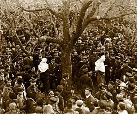 <p>Düşmanın törene dönüştürdüğü katliam anlarında cansız bedenler ağaçlardan aşağıya sallandırılıyor.</p>