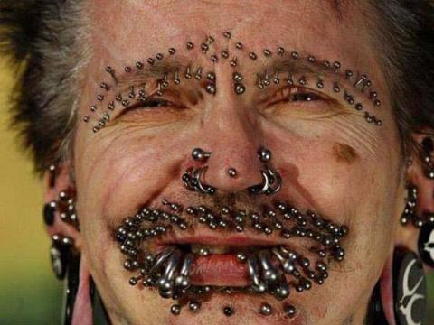 <p><strong>En ilginç rekorlar</strong><br />
<br />
Rolf Bucholz: Dünyanın en delik adamı! Tam 453 piercing´i var.</p>