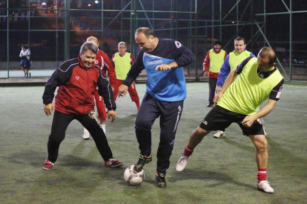 <p>Dışişleri Bakanı Ahmet Davutoğlu ve Hakan Şükür'ün de aralarında bulunduğu bazı milletvekilleri ise futbol maçı yaptı.</p>