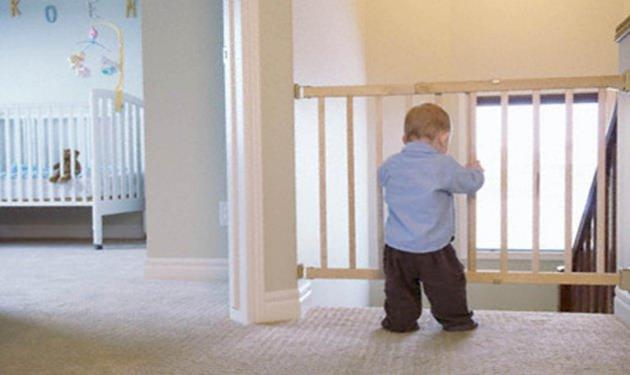 Bebekler gördüklerini taklit ederler, bu yüzden merdiven kapılarını daima açarak merdiveni kullanın. Merdiven kapısının üstünden atlamanız bebeğinizin bunu taklit etmeye çalışmasına sebep olabilir.
