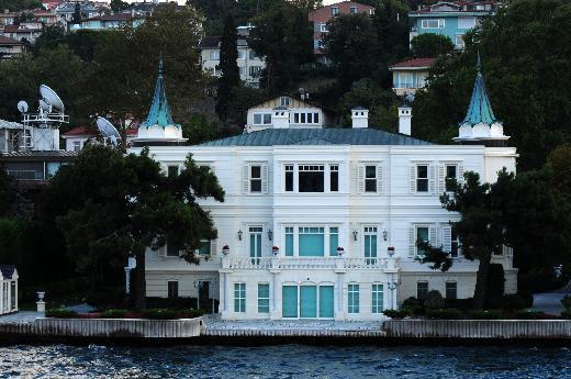MABEYİNCİ FAİK BEY YALISI Vaktinde Haydarabad Nizamı Bereket Şah’ın eşi Esra Bereket’in yaşadığı, Beylerbeyi’ni süsleyen bu güzel yalı, Kalkavan ailesine aitti. Esra Bereket yalıyı, Sabancı Vakfı’ndaki değerli çalışmalarıyla bilinen Hacı Sabancı’ya sattı. Yapı, bir kült film olan Topkapı filminde de kullanılmıştı. Melina Mercouri ve Peter Ustinov’un başrollerini paylaştığı 1964 yılında çekilen filmde hırsızlar Topkapı Hançeri’ni çalmaya çalışıyorlardı. Solundaki yalı Jak Kamhi’ye ait.