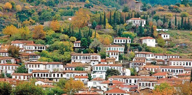 <p><strong>Şirince: Egede bir Rum köyü</strong><br />
İzmirin Efes harabeleriyle ünlü Selçuk ilçesinin 8 km. doğusunda üzüm bağlari, şeftali bahçeleri ve zeytinliklerle çevrili tarihi bir Rum koyu Şirince. Burada yapılan Şirince evleri de 19. yuzyıl Anadolu mimarisini yansıtıyor. 21 Aralık`ta Maya Takvimine göre kıyamet kopacak iddiası küçük köyü dünya ve Türkiye gündeminin üst sıralarına taşıdı. Şimdi herkes buraya akın ediyor!</p>
