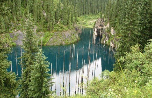 Büyük bir toprak kayması sonucu doğal bir baraj oluşunca 30 metre derinliğe kadar ulaşan Kaindy Gölü doğmuş.