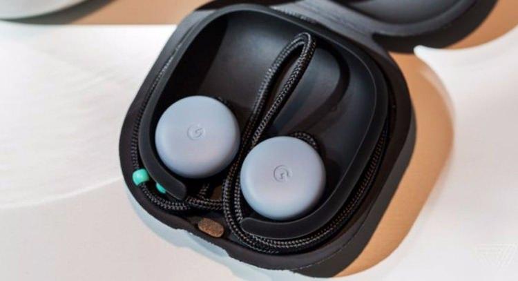 <p>Google Üretim Müdürü Justin Payne, San Fransisco Caz Merkezi’nde yeni model akıllı telefonları, mini kamera ve kulaklığı tanıttı. </p>
