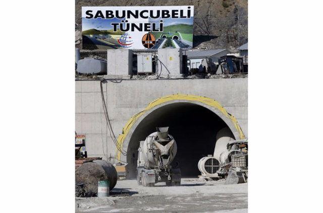 <p>Geçtiğimiz yıl Ağustos ayından beri çalışmaların sürdüğü Sabuncubeli Tüneli sona geliyor. Trafik kazalarının önüne geçmek için çalışmalar başlamıştı. Ulaştırma, Denizcilik Haberleşme Bakanı Ahmet Arslan bugün Sabuncubeli Tüneli'ne ziyarette bulundu. Bağlantı yollarıyla birlikte geniş bir proje.</p>

<p> </p>
