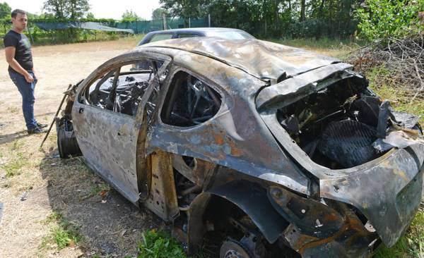 İtalya'da gerçekleştirilen bir ralli büyük bir trajediye sahne oldu. Yoldan çıkan araç yanarak kül oldu. Aracın içinde bulunan 10 yıldır beraber yaşayan nişanlı çift yani pilot ve yardımcısı yanarak feci şekilde can verdi.