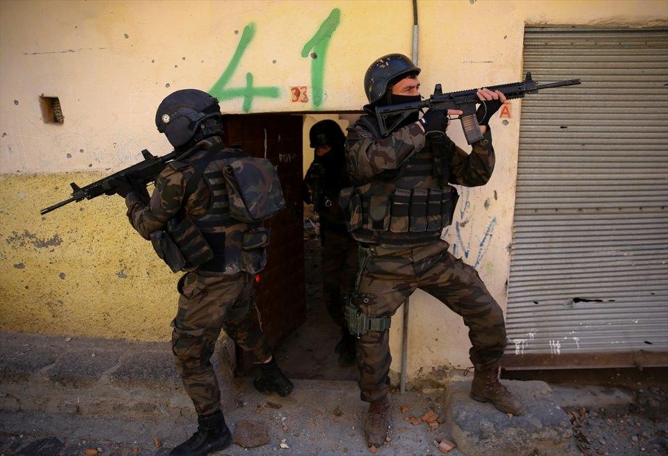 <p>Diyarbakır'ın Sur ilçesindeki teröristlere karşı yürütülen operasyonlar bugün itibariyle tamamen sona erdi.</p>
<p> </p>