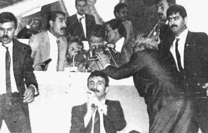 <p><strong>Turgut Özal</strong><br />Başbakan Turgut Özal'a 1988 yılındaki ANAP Kongresi sırasında Kartal Demirağ tarafından ateş edildi. Parmağından yaralanan Özal, suikast girişimi sonrası tekrar kürsüye çıkarak konuşmasını tamamladı.</p>