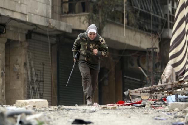 Uluslararası haber ajansı Reuters, Suriye'nin Halep kentinde, Esed g&uuml;&ccedil;lerine karşı savaşan Filistinli bir kadının hikayesine fotoğraflarla yer verdi.