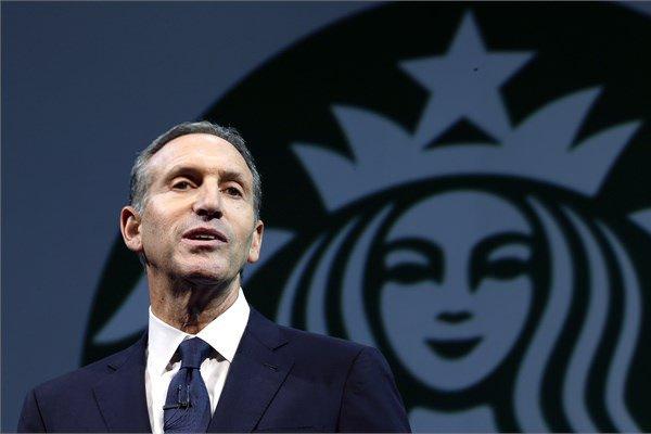<p>Howard Schultz</p>
<p>Dünyanın en büyük kahve zinciri Starbucks'ın CEO'su Howard Schultz, oldukça fakir bir ailede büyüdü. Schultz, üniversiteyi futbol bursuyla kazandı. Mezun olur olmaz Xerox şirketinde çalışmaya başladı. Sonrasında o zamanlar sadece 60 şubesi olan Starbucks'ta çalışmaya başladı. Şu anda 2 milyar dolar kişisel serveti var.</p>