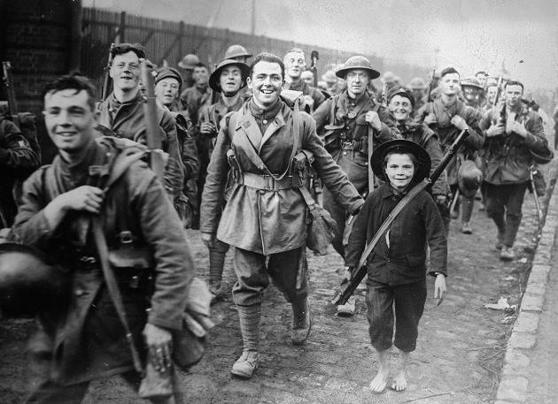 <p>34. İngiliz askerleri, Alman işgalinden dört yıl sonra Ekim 1918'de Fransa'nın Lille şehrine giriyor</p>
