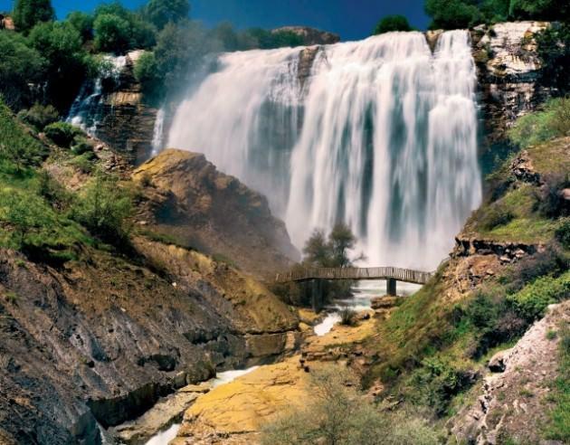 <p><strong>Erzurumda bir şelale</strong><br />
Tortuma 35 km. uzaklıktaki şelale, 48 metrelik yüksekliği ile Asya ve Avrupa`nin en büyük, dünyaniın ise üçüncü büyüklukteki şelalesi olarak biliniyor.</p>
