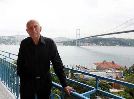 İshak Alaton Maddi sıkıntılar nedeniyle liseden sonra okuyamadı.