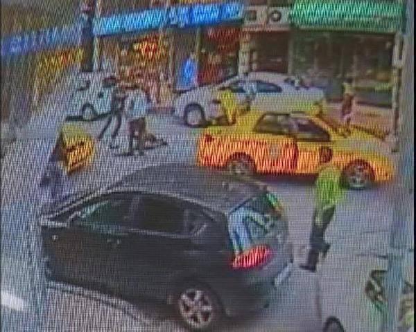 Şişli'de bir taksi ile motosikletin kaza yapması sonucu sürücülerinin kavgası bir iş yerinin güvenlik kamerasına saniye saniye yansıdı.