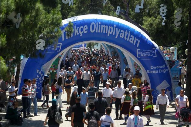 <p>Üç günün sonunda organizasyon komitesi, katılımın 2 milyon 500 bin kişiyi aştığını duyurdu. Şöleni değerlendiren İzmir Büyükşehir Belediye Başkanı Aziz Kocaoğlu, “Tek kelime ile özetleyecek olursak harika.” ifadesini kullandı.</p>