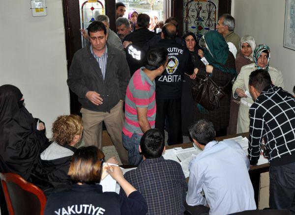 <p>Her eve 5 kilo kıyma verileceğini s&ouml;yleyen Belediye Başkan AK Parti'li Ali Korkut, izdiham g&ouml;r&uuml;nt&uuml;lerinin bir daha olmaması i&ccedil;in &ouml;nlem alınacağını s&ouml;yledi.</p>