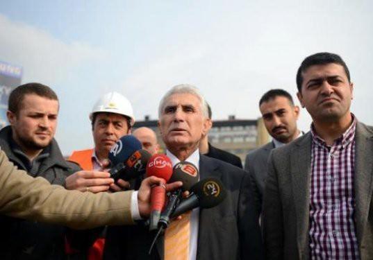 Beton kütle üzerinde basın açıklaması yapılırken, köprünün çekilme işlemi başlatılınca haberciler arasında küçük çaplı bir şaşkınlık yaşandı. Bunun üzerine Abdurahman Uçak gülümseyerek çekilme işleminin başladığını söyledi.