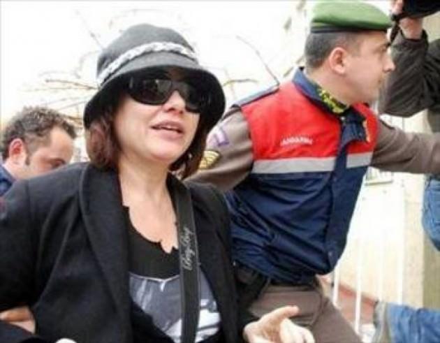 <p>DENİZ SEKİ Uyuşturucu yüzünden başı belaya giren ses sanatçısı Deniz Seki, uzun süre tutuklu kaldı.</p>