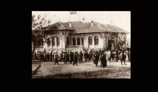 Misak-ı Millî, Osmanlı İmparatorluğu’nun son Meclis- i Mebusanı’nın 28 Ocak 1920’de kabul ettiği altı maddelik bir bildiri idi. Birinci Dünya Savaşı’ndan yenik olarak çıkmamızın ardından, 1918’in 30 Ekim’inde imzaladığımız Mondoros Mütarekesi ile vatan toprakları henüz resmen olmasa da fiilen işgale uğramış ve İstanbul’da toplanan Meclis, ülkenin toprak bütünlüğü ile gelecekte uygulanacak dış politikanın esaslarını belirleyerek altı maddelik bir belge haline getirmişti.