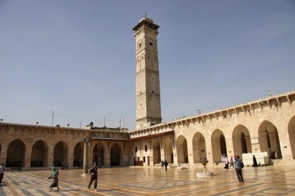 <p>Suriye`nin Halep kentindeki tarihi Emevi Cami, ana yapısı, minaresi ve külliyesiyle İslam mimarisinin seçkin örneklerinden biri olarak öne çıkıyor. Yaşanan iç savaşta yerle bir olan 922 yıllık Selçuklu eseri minaresi, 800 yıllık Memlük mirası külliyesi ile bir şaheser görünümündeki cami, Büyük Halep Camisi adıyla da anılıyor</p>