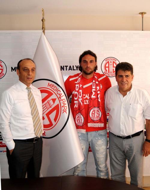 HAKAN ARIKAN (ANTALYASPOR) Geçen sene Mersin İY'de izlediğimiz tecrübeli file bekçisi Hakan Arıkan, yeni sezonda Antalyaspor'un kalesini koruyacak.