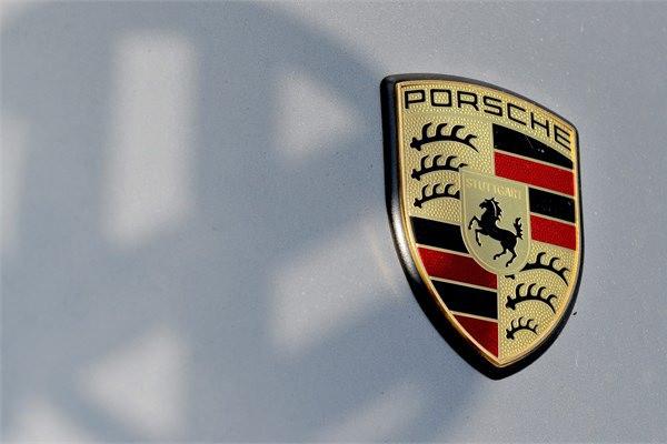 <p>98- Porsche</p>

<p>Marka değeri 11,370 milyar dolar.</p>
