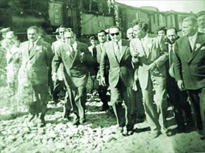 <p>Menderes’in Demokrat Parti iktidarında inşaat sektörünü canlandırmak amacıyla imar yasası rafa kaldırılmıştı (1948). Bu süreçte, büyük-büyük hırsızların yanısıra küçük-küçük hırsızlar da türemişti.</p>