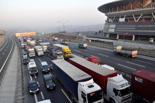 Araçların hızlarını, aracın yük ve teknik özelliğine, hava ve trafik koşullarına göre ayarlamamak 77 lira.