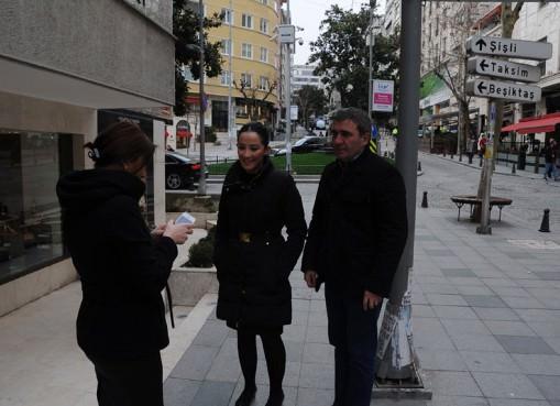 Bu sırada kadın hayranının telefonun hafızası dolu olduğu için bir türlü fotoğraf çekilemedi.