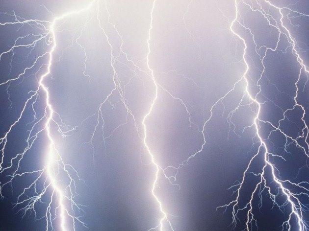 "Kışın Neden Şimşek Çakmaz?" Şimşek oluşumu için, genel de kümülonimbus bulutlarına ihtiyaç vardır. Bunun için, yer ile 5 km yükseklikteki hava arasında 40°C’lik sıcaklık farkının bulunması gerekir. Örneğin; yerdeki sıcaklık 20°C ise yüksek seviyedeki sıcaklığın –20°C olması gerekir. Kış aylarında havanın alçak ve yüksek kısımları arasında ısı farkı az olduğundan, şimşek çakmaz. Şimşek çakması için, gerekli şartlar orta enlemlerde genellikle ilkbahar aylarında gerçekleşir.
