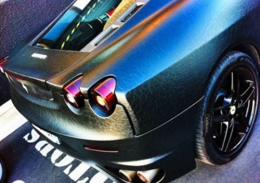 Lüks otomobil modifikasyonu firması olan Dartz tarafından tamamen deri kaplanan Ferrari F430´un bu hale gelmesi 2 haftadan uzun sürdü.