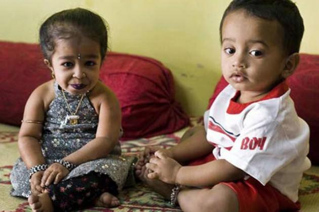 16 Aralık 1993 tarihinde dünyaya gelen Jyoti Amge, bir türlü yaşıtları gibi gelişemedi. Minicik boyu olan Amge, arkadaşları gibi okula giderek eğitimini sürdürürken farkı kısa sürede anlaşıldı.