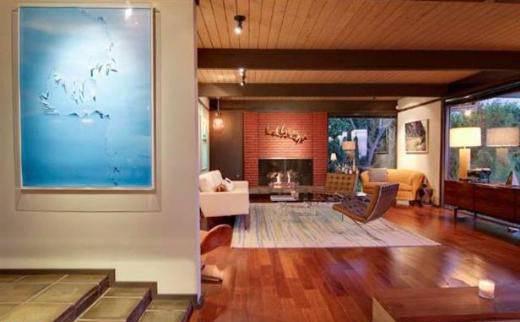 Barry Manilow Çift, ayrılmadan 4 ay önce Los Angeles’dan satın aldıkları evi Mayıs’da 3.5 milyon dolara sattı. 1969’da inşa edilen evde kütüphane, tuzlu su havuzu bulunuyor. Reynolds’un, Los Angeles’daki Fransız stilli kapıları olan ve büyük teraslı bir başka evi ise 2 milyon dolara satılık.