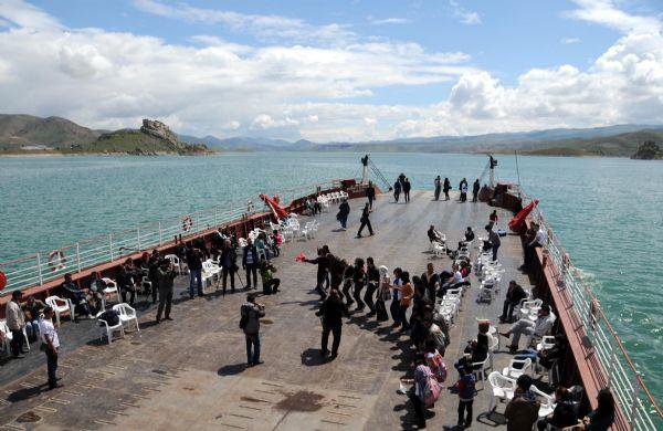  TUNCELİ'ye barış süreci ile birlikte yerli turistlerin akını sürürken, Pertek İlçesi'nden yaklaşık 150 kişi Keban Baraj Gölü üzerinde Mavi Tur'a çıktı. 