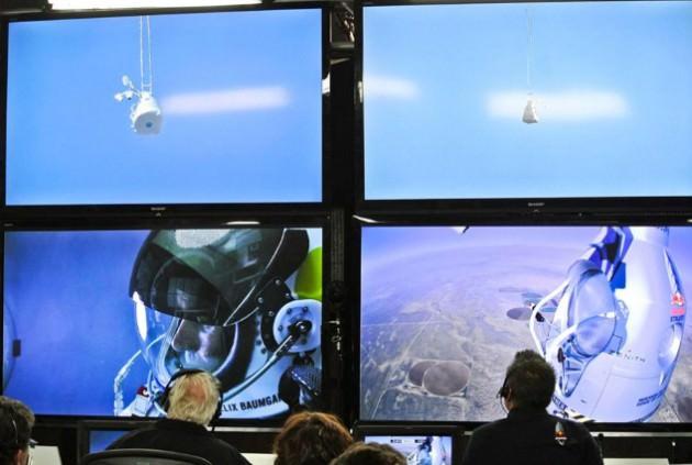 — Baumgartner, başlığındaki güneş vizöründe sorun yaşanmasına rağmen atlayışa devam etme kararı aldı. Avusturyalı maceraperest, komuta merkezine 'yüzünde sıcaklık hissetmediğini' söyledi.