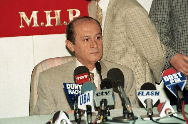 <p><strong>16 Temmuz 1997</strong><br />
<br />
MHP'nin yeni Genel Başkanı Devlet Bahçeli ve parti yönetimi Cumhurbaşkanı Süleyman Demirel'i ziyaret etti.</p>

<p> </p>
