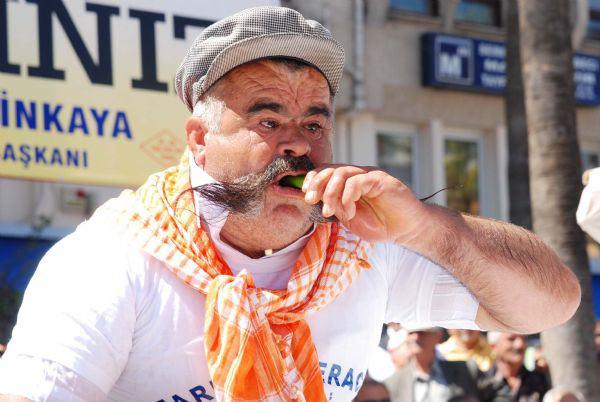 <p>10 dakika sonunda 580 gram acı biber yiyen Hüseyin Akşit 1'inci oldu.</p>