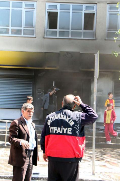 Merkez Sur İlçesi İnönü Caddesi üzerinde bulunan PTT Baş Müdürlüğü binasında bugün saat 13.00 sıralarında yangın çıktı. Nedeni henüz belirlenemeyen yangın sırasında yoğun duman altında kalan çalışanlar binadan tahliye edildi.