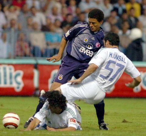 2001-2002 sezon başında İtalya'nın Parma takımında Avrupa macerası başlayan Alex de Souza, buna karşın devre arasında ülkesinin takımlarından Flamengo'ya döndü. Ertesi yılki durağı ise Cruziro'ydu.